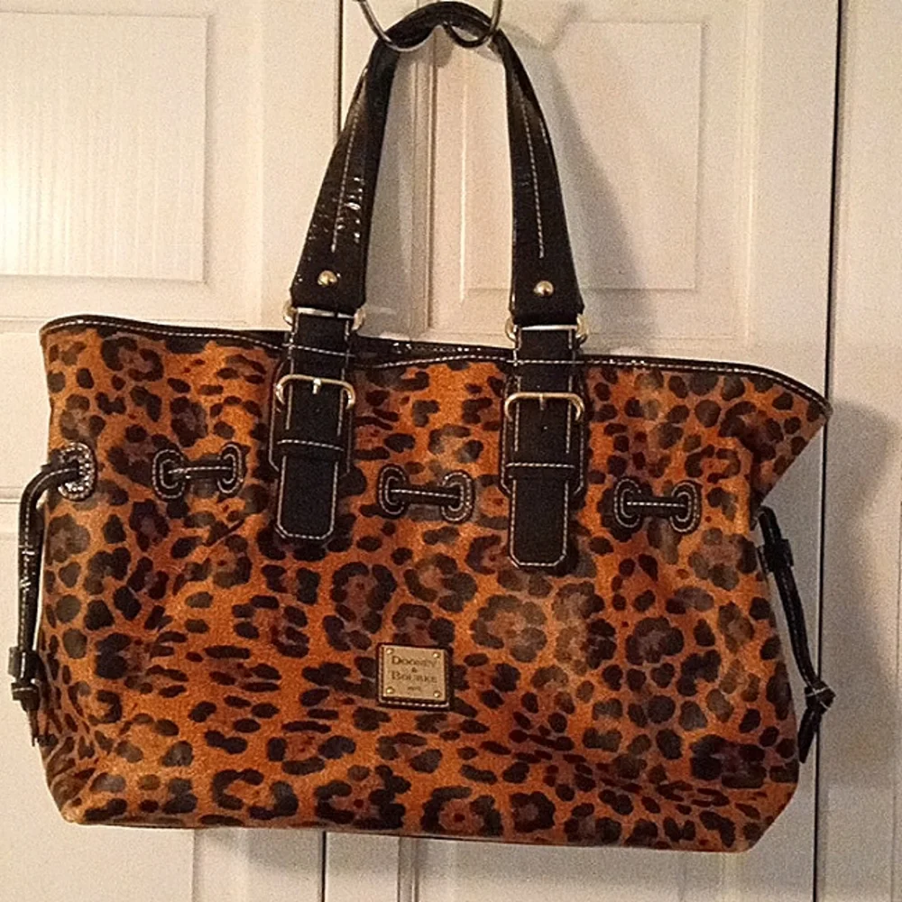 Dooney & Bourke purse - Picture 1 of 3